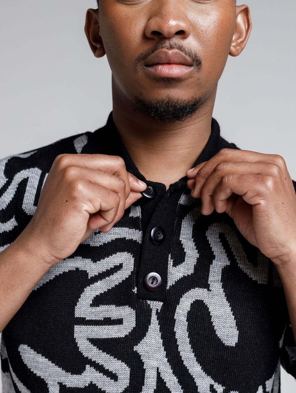 Apara Knitted Golfer (Black & Silver Grey) - Image 2
